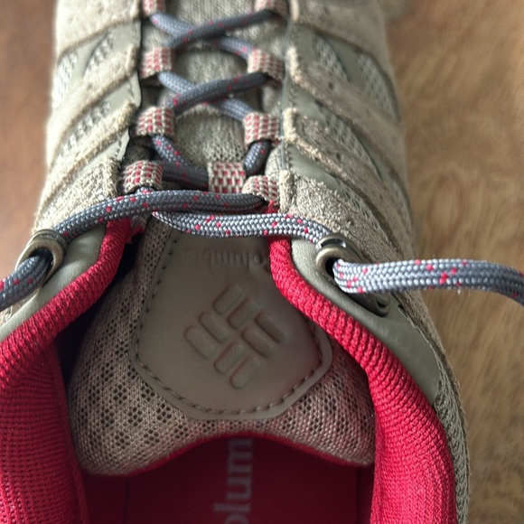 Women’s Columbia hiking shoes, sized 8.5; worn one time - Picture 5 of 7